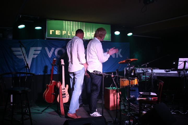 2008-11-28 M3_live at replugged 212.jpg